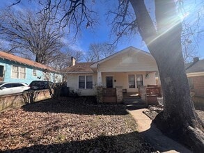 Building Photo - 2113 S Maple St