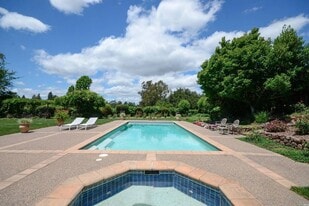 Building Photo - 352 Troon Ct