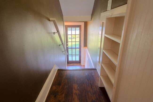 Building Photo - Grandin Court Foursquare convenient to SW City & SW Co!