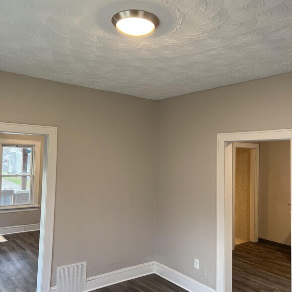 Building Photo - 931 Peerless Ave