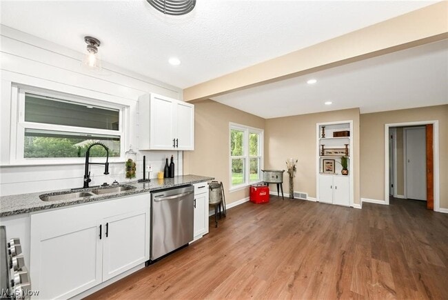 Building Photo - 357 E Paige Ave