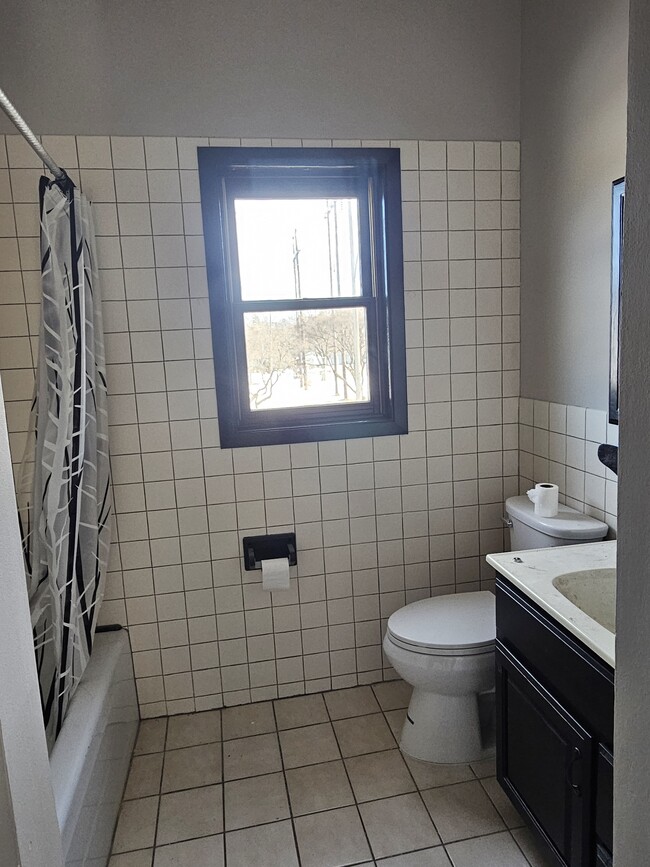 Full Bathroom - 10100 Oakland Rd