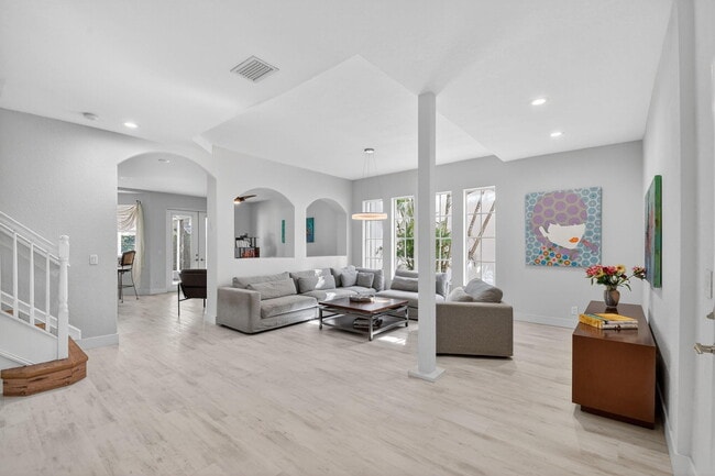 Building Photo - 1605 E Classical Blvd