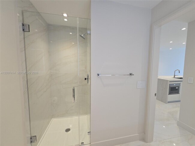 Building Photo - 700 NE 24th St