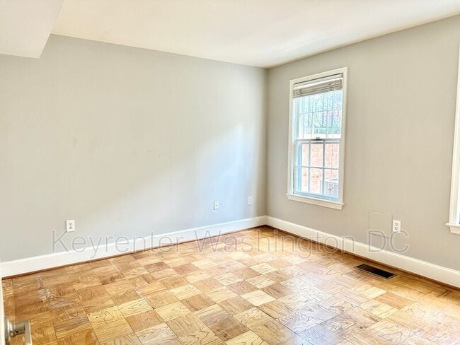 Building Photo - 3273 Sutton Pl NW