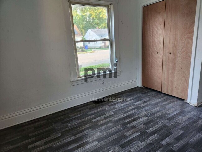 Building Photo - 461 E Garfield Ave