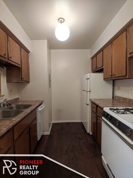 Building Photo - 665 W Wrightwood Ave