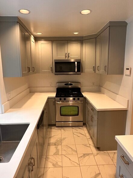 Building Photo - 1023 S Stanley Ave