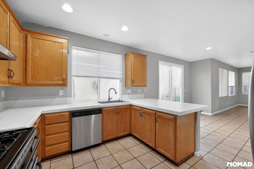 Building Photo - 1843 Oswego Ct