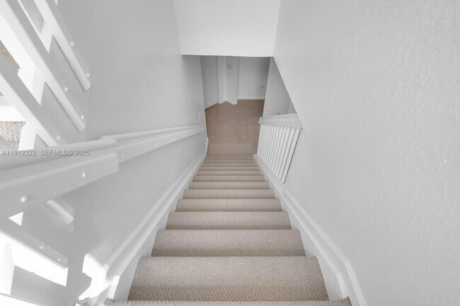 Building Photo - 1095 NE 39th Ave