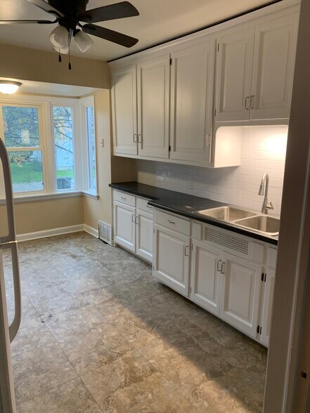 Building Photo - 8012 W North Ave