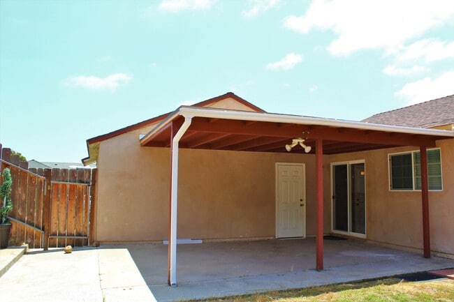 Building Photo - 2750 Dahlia Ave