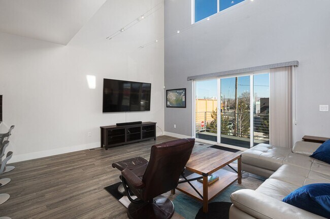 Building Photo - Downtown Executive Furnished Townhouse