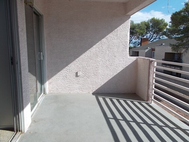 Building Photo - Charming 2 Bed / 2 Bath Condo with Fireplace & Balcony – Prime Location!
