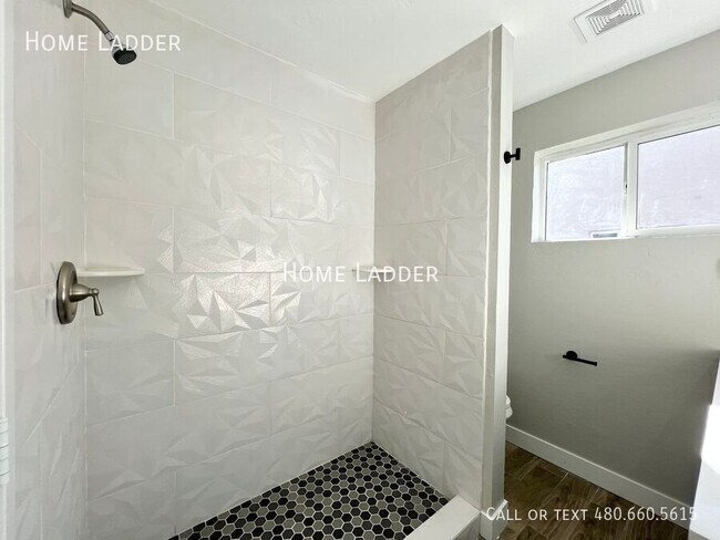 Building Photo - 415 S Lesueur-