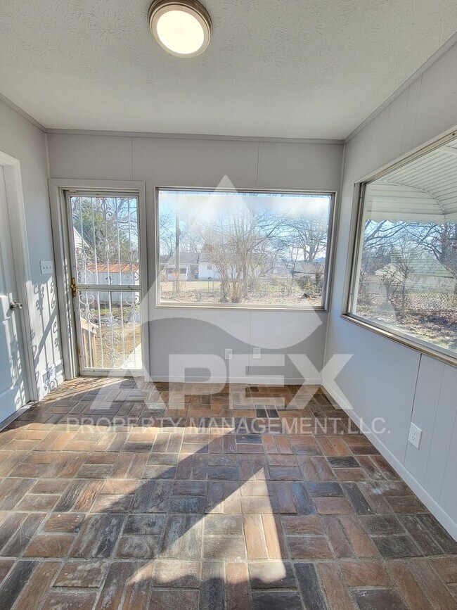 Building Photo - Craftsman Style 2 Bd 1.5- Ba Single Family Home with carport in North Knox!