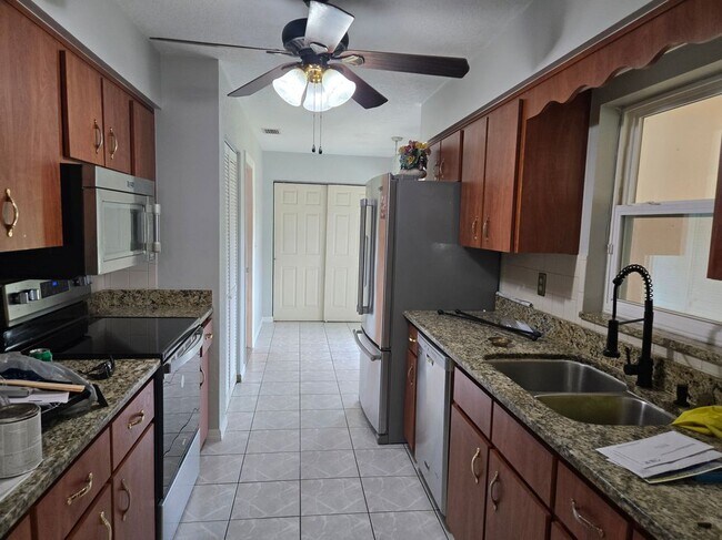 Building Photo - 4870 SW 147 Loop