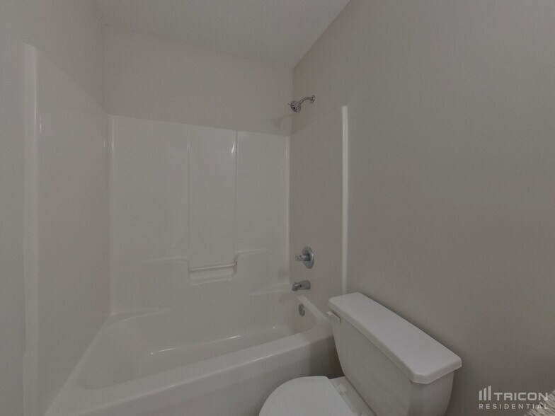 Building Photo - 3600 Amos Dr