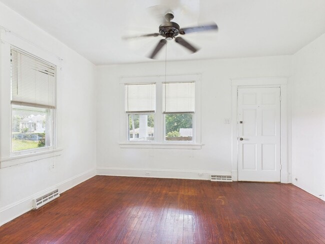 Building Photo - 2404 Yorktown Ave