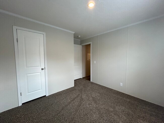 Building Photo - 2364 Maple Dr