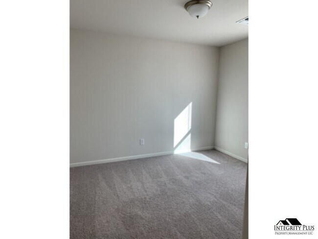 Building Photo - 4 bedroom 3 bath