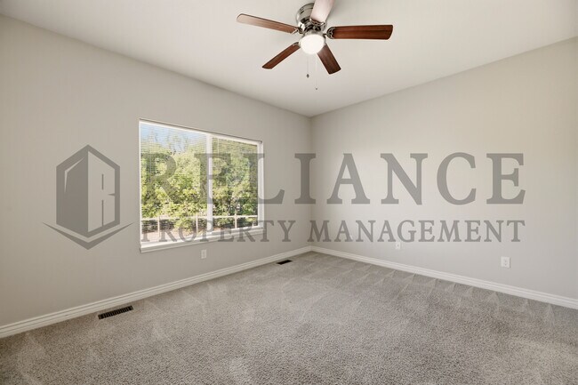 Building Photo - 2202 E Quivira St