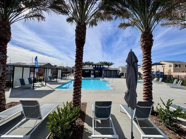 Building Photo - Welcome to Your Brand New 3 Bedroom Solar Home in the Gated Willow Springs Community of Murrieta!