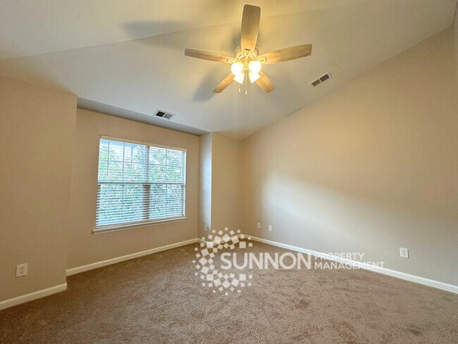 Building Photo - 3 Bedroom 2.5 Bathroom Townhome Near University Area