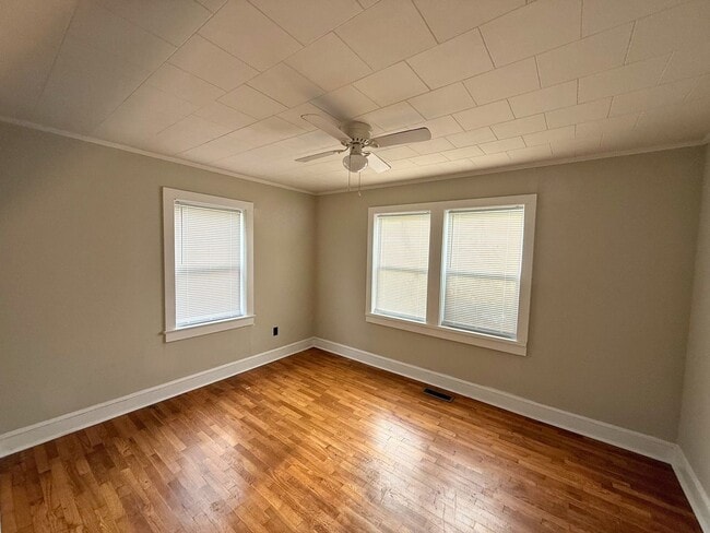 Building Photo - Spacious 2 Bed House | Private Patio + Sliding Door Dining Area