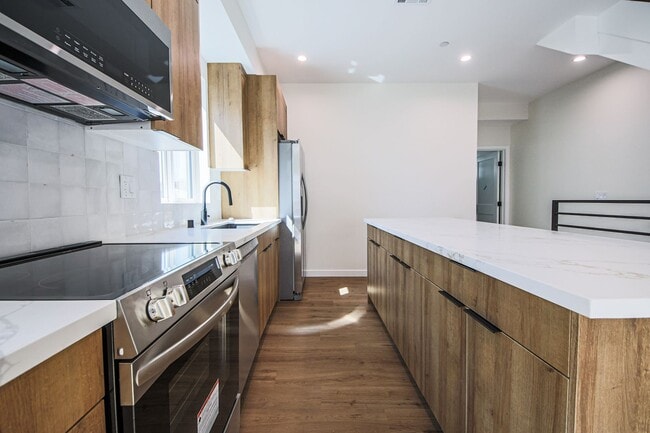 Building Photo - Ultra-Luxury Brand New 2 bed/2.5 bath and ...