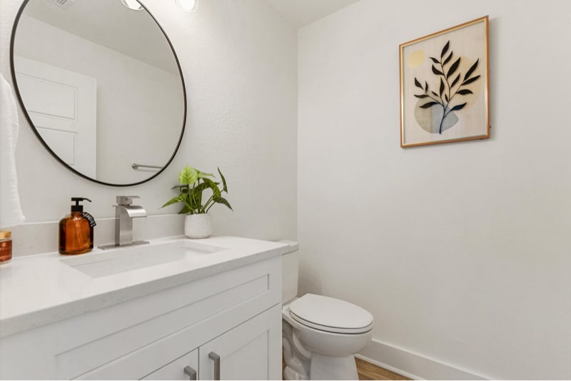 Building Photo - 1000 Middle Ln