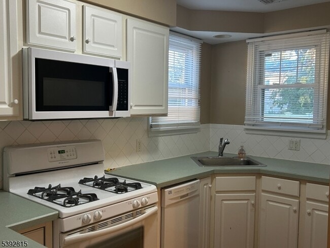 Building Photo - 164 Hiawatha Blvd