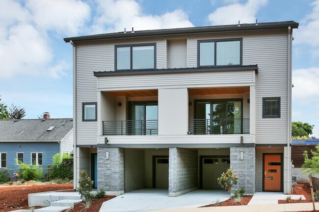 Building Photo - 1711 SE Ramona St