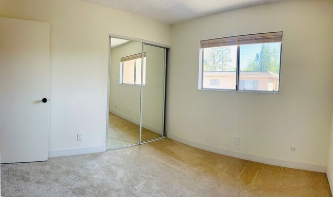 Building Photo - Beautiful 2 bedroom Condo