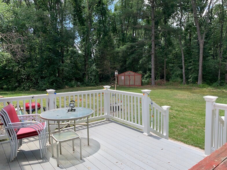 Newer deck with big backyard - 301 Lehigh Rd N