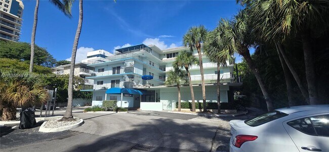 Building Photo - 2539 S Bayshore Dr