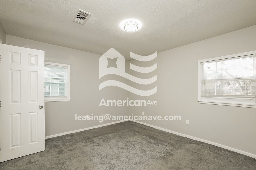 Building Photo - 2262 Forest Glen Dr