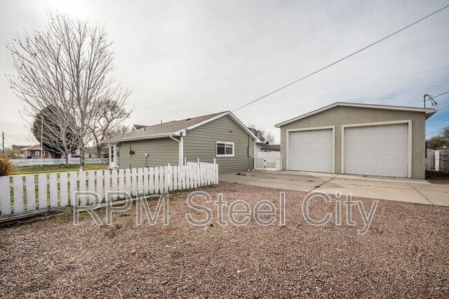 Building Photo - 903 W 15th St