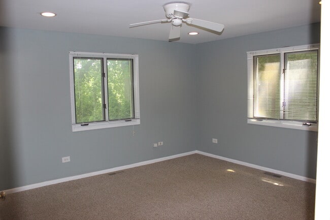 Building Photo - 10 Crestview Dr
