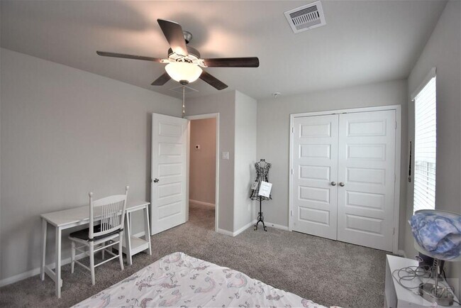 Building Photo - 10012 Deussen Ln