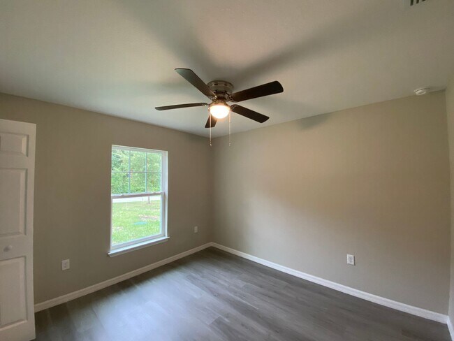 Building Photo - Custom Home - Desirable SW Ocala Neighborhood 3/2/2 **Won't Last**