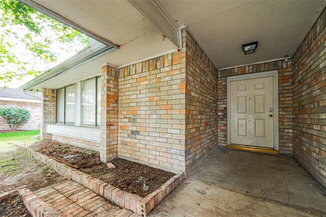 Building Photo - 15238 Ensenada Dr