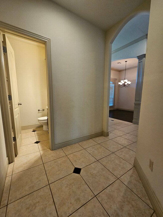 Building Photo - 513 Summit View Ct