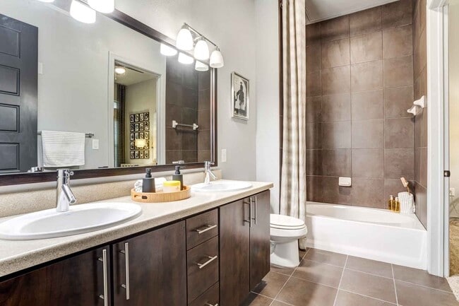 Building Photo - 2525 McCue Rd