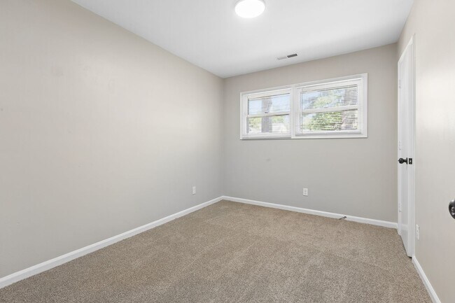 Building Photo - 211 Woodview Ave
