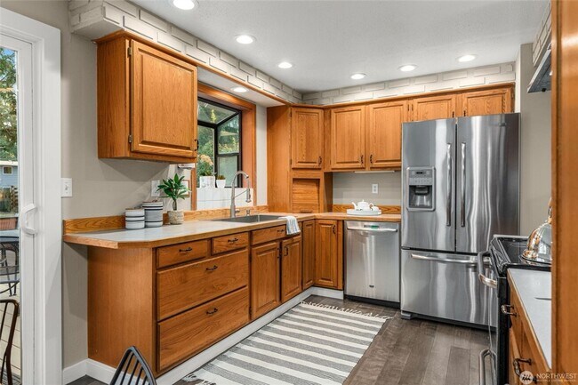 Building Photo - Classic Mid-Century Rambler with Modern Co...