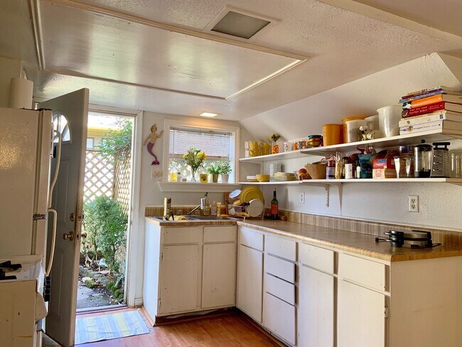 Building Photo - 822 Byrne St