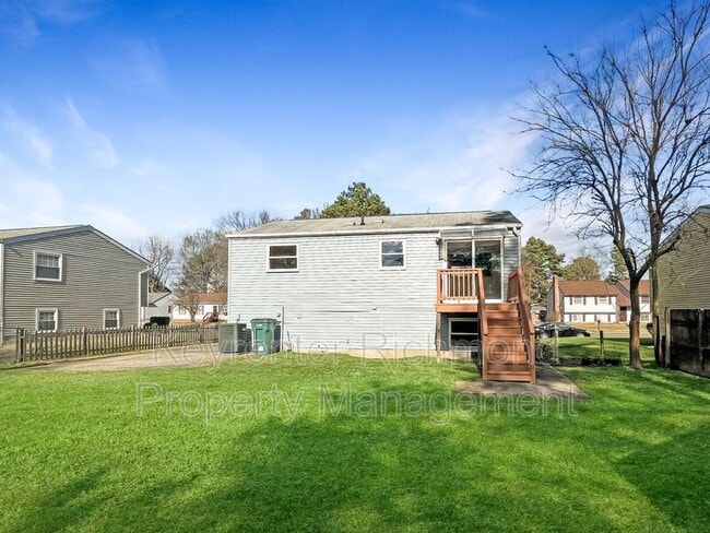 Building Photo - 927 Pleasant St