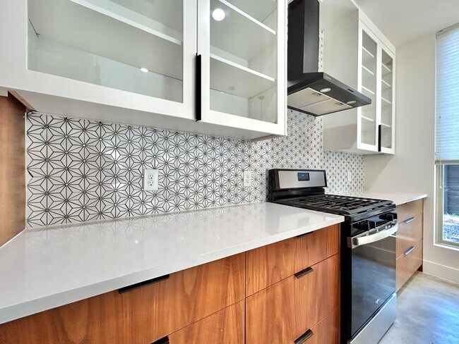Building Photo - Spacious 2/BR 2.5/BA Modern Home with Abun...