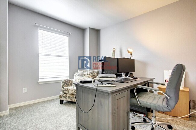 Building Photo - 563 Lost Valley Point